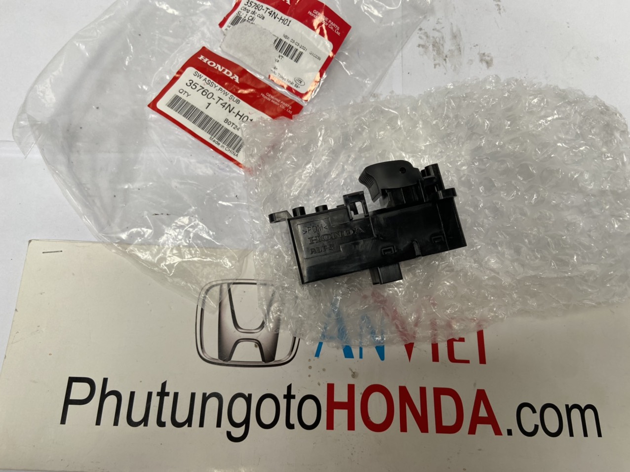 Công tắc lên xuống kính cửa xe Honda CITY 